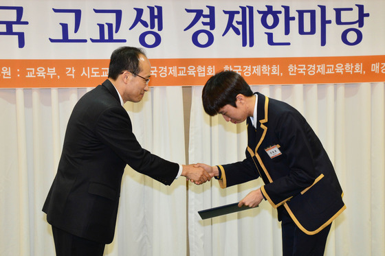 �߰�ȣ ����� 1������ ������ �����Ѹ��� �û�Ŀ��� ��� �����ڿ��� �û��� �ϰ� �ִ�. (��ȹ������ ����) 